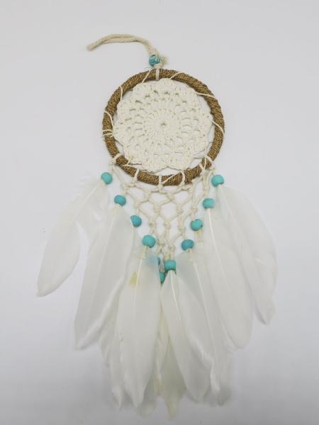 Attrape-rêve ethnique en macramé blanc à perles bleu clair à plumes